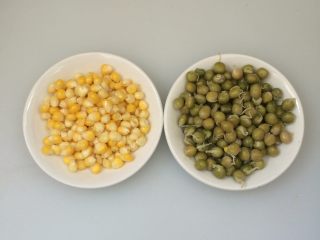 4、糯米蛋,玉米粒和青豆，用沸水焯烫一下