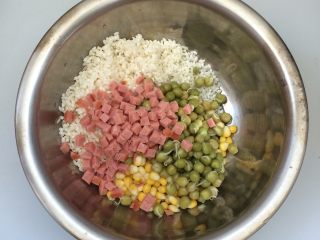 5、糯米蛋,把所有食材倒进盆中