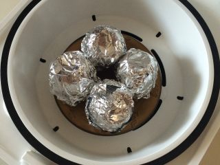 13、糯米蛋,用锡纸包裹好，放入锅中，蒸制25~30分钟