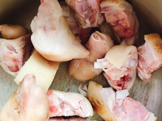 1、花生猪蹄汤,猪蹄洗干净后放入加了黄酒的锅中焯水几分钟，再冲洗干净