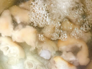 2、花生猪蹄汤,加入适量清水