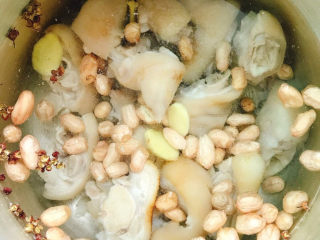 4、花生猪蹄汤,放入冲洗干净的花生米