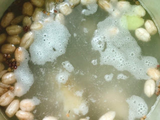 6、花生猪蹄汤,用高压锅压20分钟