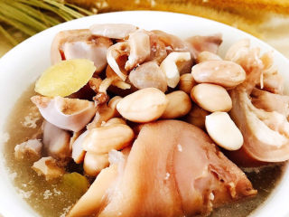 7、花生猪蹄汤,猪蹄非常有嚼劲