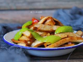 9、青椒炒豆干,这个菜的特点就是简单、快捷、下饭