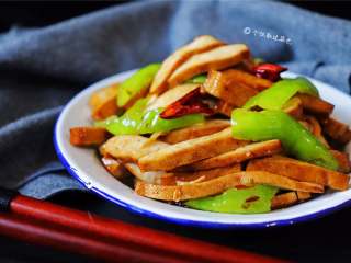 10、青椒炒豆干,这样一道既简单又好看的小炒就做好啦