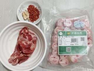 1、牛鞭汤,食材如图，所示示意。准备一斤的牛鞭段，适量的牛肉或者牛骨进行搭配，这样煮出来的汤更有味道，以及适量的枸杞当归。