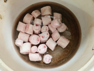 3、牛鞭汤,入锅中加入超过食材的水量。