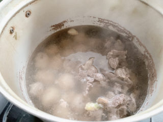 7、牛鞭汤,煮至沸腾后，一分钟左右。面上会呈现杂质以及白沫。