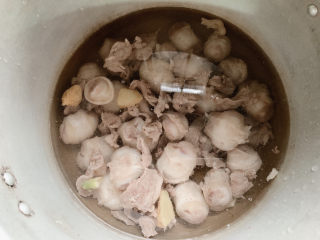 8、牛鞭汤,倒掉煮过后的水，重新利用清水洗净后放入锅中。