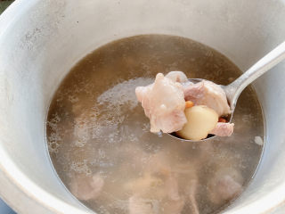 11、牛鞭汤,小火煮个20分钟左右，即可出锅享用有浓郁药材风味的牛鞭汤。