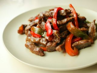 9、黑椒牛柳披萨,炒锅放油，下入洋葱爆香，下入牛柳滑炒，加蚝油调味，再加入青红椒丝炒一会，最后加入现磨黑胡椒碎即可。