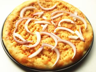 10、黑椒牛柳披萨,烤好的胚子拿出来，铺一些洋葱丝。