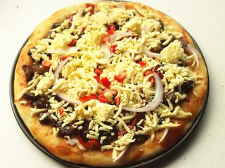 13、黑椒牛柳披萨,再铺上一些奶酪，表面撒一些青红椒做装饰。