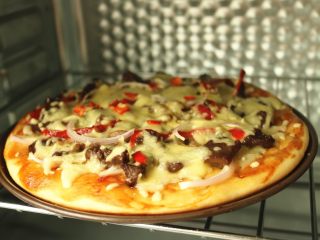 14、黑椒牛柳披萨,再次送入烤箱200度烤15分钟左右即可。