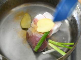 1、不寻常的年糕做法：辣白菜炒年糕，让你唇齿留香！,五花肉冷水下锅、加葱姜、料酒焯水。