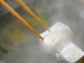 2、不寻常的年糕做法：辣白菜炒年糕，让你唇齿留香！,大火煮约5分钟，捞出切成肉片。