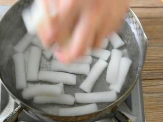3、不寻常的年糕做法：辣白菜炒年糕，让你唇齿留香！,水冒气泡时下年糕，大火煮约2分钟后捞出。