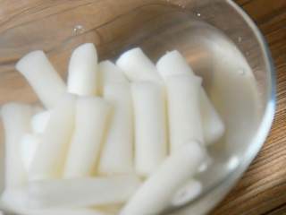 4、不寻常的年糕做法：辣白菜炒年糕，让你唇齿留香！,过凉水备用。