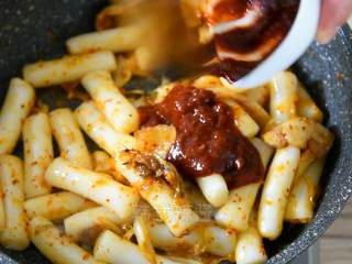 7、不寻常的年糕做法：辣白菜炒年糕，让你唇齿留香！,加入年糕、韩式辣酱、糖1小勺继续翻炒。