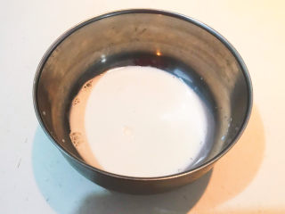 2、鸡蛋牛奶布丁,把牛奶倒入盆里