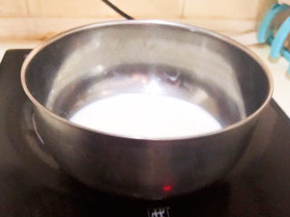 4、鸡蛋牛奶布丁,小火加热，搅拌至砂糖融化即可，把牛奶晾凉