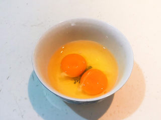 5、鸡蛋牛奶布丁,土鸡蛋打入碗中