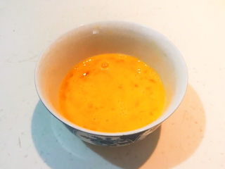 6、鸡蛋牛奶布丁,把蛋液打散调匀