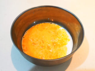 7、鸡蛋牛奶布丁,把鸡蛋液倒入晾凉的纯牛奶里