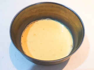 8、鸡蛋牛奶布丁,充分调匀