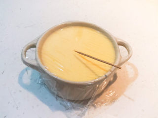 11、鸡蛋牛奶布丁,用牙签扎20个排气的小孔