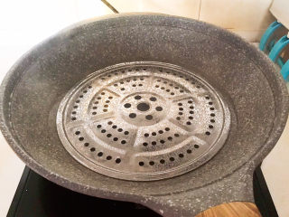 12、鸡蛋牛奶布丁,锅里加入冷水，烧开