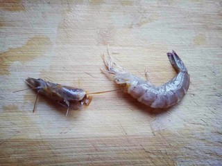 2、#东南亚风味的#椰汁咖喱虾,去虾头,去虾线,去虾皮,依次做完。将剥好的虾仁冷水洗干净,淋干水份。