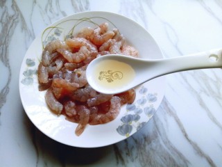 3、#东南亚风味的#椰汁咖喱虾,洗干净的虾仁放入盘子中,加入一勺料酒。