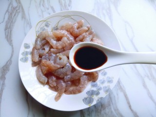 4、#东南亚风味的#椰汁咖喱虾,加入一勺生抽。