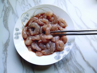 5、#东南亚风味的#椰汁咖喱虾,用筷子搅拌均匀,放旁边腌制15分钟。