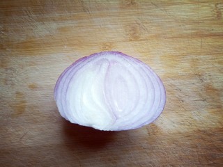 6、#东南亚风味的#椰汁咖喱虾,洋葱去皮,切一半就够了。