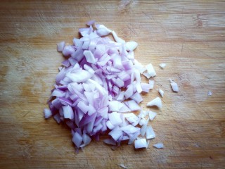 7、#东南亚风味的#椰汁咖喱虾,将洋葱切丁。