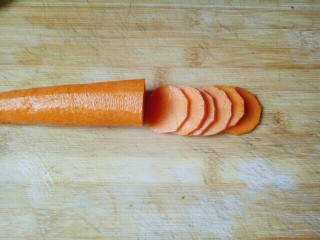 8、#东南亚风味的#椰汁咖喱虾,胡萝卜去皮,洗干净切片。