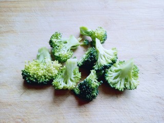 9、#东南亚风味的#椰汁咖喱虾,西兰花切小朵。