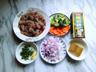 11、#东南亚风味的#椰汁咖喱虾,所有食材准备工作完成。