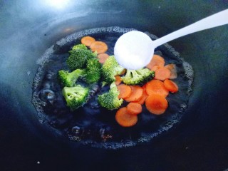 10、#东南亚风味的#椰汁咖喱虾,锅中加入水,大火烧开,把切好的胡萝卜和西兰花一起倒入锅中,加一勺赞,大火焯水1分钟即可,捞出立即过冷水。