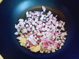 12、#东南亚风味的#椰汁咖喱虾,热锅冷油,将切好的洋葱倒入锅中中小火煸炒。