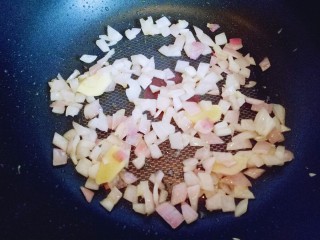 13、#东南亚风味的#椰汁咖喱虾,炒至洋葱变软发微黄。