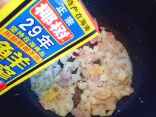 14、#东南亚风味的#椰汁咖喱虾,倒入椰汁。(我超市买的盒装椰汁,如果有新鲜的椰汁更好)