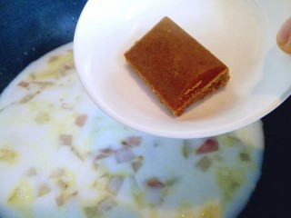 15、#东南亚风味的#椰汁咖喱虾,加入咖喱块,中小火烧开至咖喱块融化。用木铲铲一下锅底,避免咖喱黏在锅里糊锅。