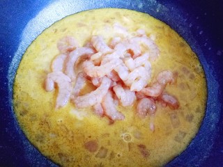 16、#东南亚风味的#椰汁咖喱虾,加入腌制好的虾仁。