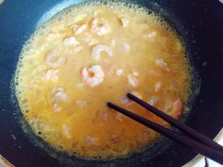 17、#东南亚风味的#椰汁咖喱虾,用筷子将虾仁分开,注意虾不要黏一起,大火煮开,再调小火5分钟即可。(期间用铲子轻轻的翻动)