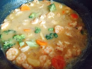 18、#东南亚风味的#椰汁咖喱虾,加焯水的胡萝卜和西兰花。