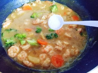 19、#东南亚风味的#椰汁咖喱虾,加入少许盐。(根据个人口味调味,可以先品尝一下,觉得味道不够再调味,一般用咖喱无需过多调味。)